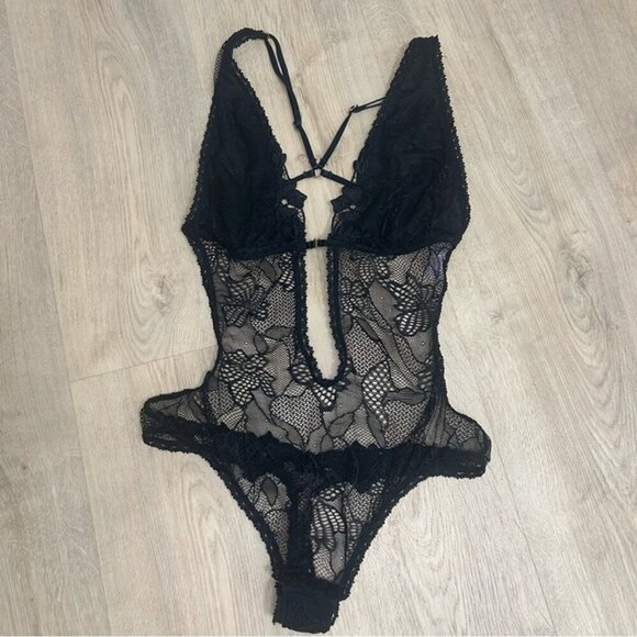 Victoria's Secret Very Sexy Black Lace Cutout One Piece Bodysuit Lingerie Medium - Picture 1 of 5